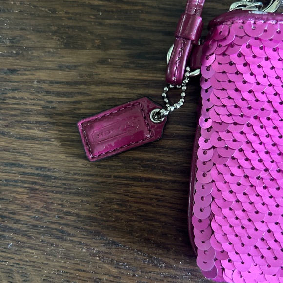 Coach Poppy Hot Pink Magenta Heart Sequin Zipper Wristlet - Picture 4 of 8
